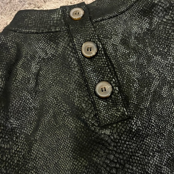Elegant Black Snake Print Cropped Blouse - Picture 4 of 5